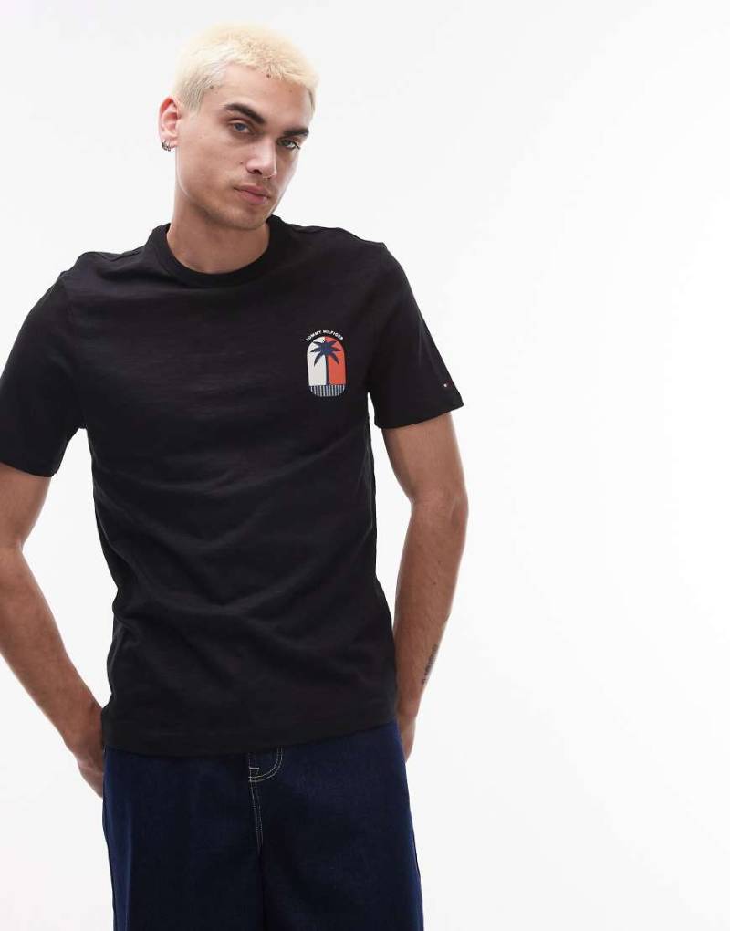 Tommy Hilfiger - T-Shirt in Schwarz mit Palmenprint von Tommy Hilfiger