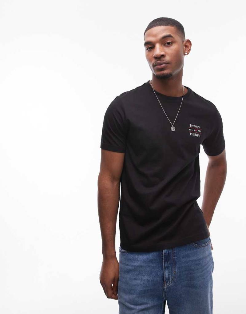 Tommy Hilfiger - T-Shirt in Schwarz mit Stapel-Logo von Tommy Hilfiger