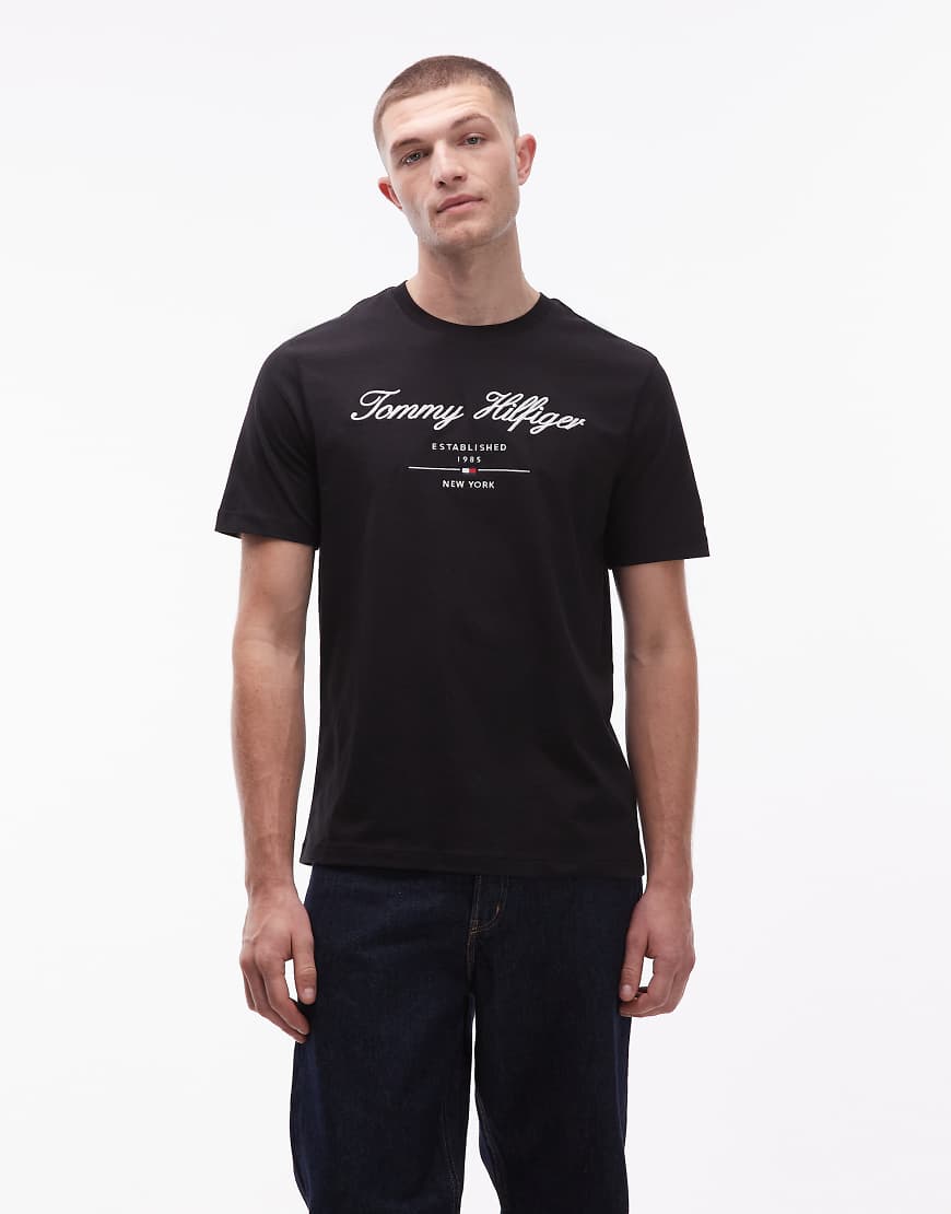 Tommy Hilfiger - T-Shirt in Schwarz mit Stapellogo in Schriftzug-Optik in der Brustmitte von Tommy Hilfiger