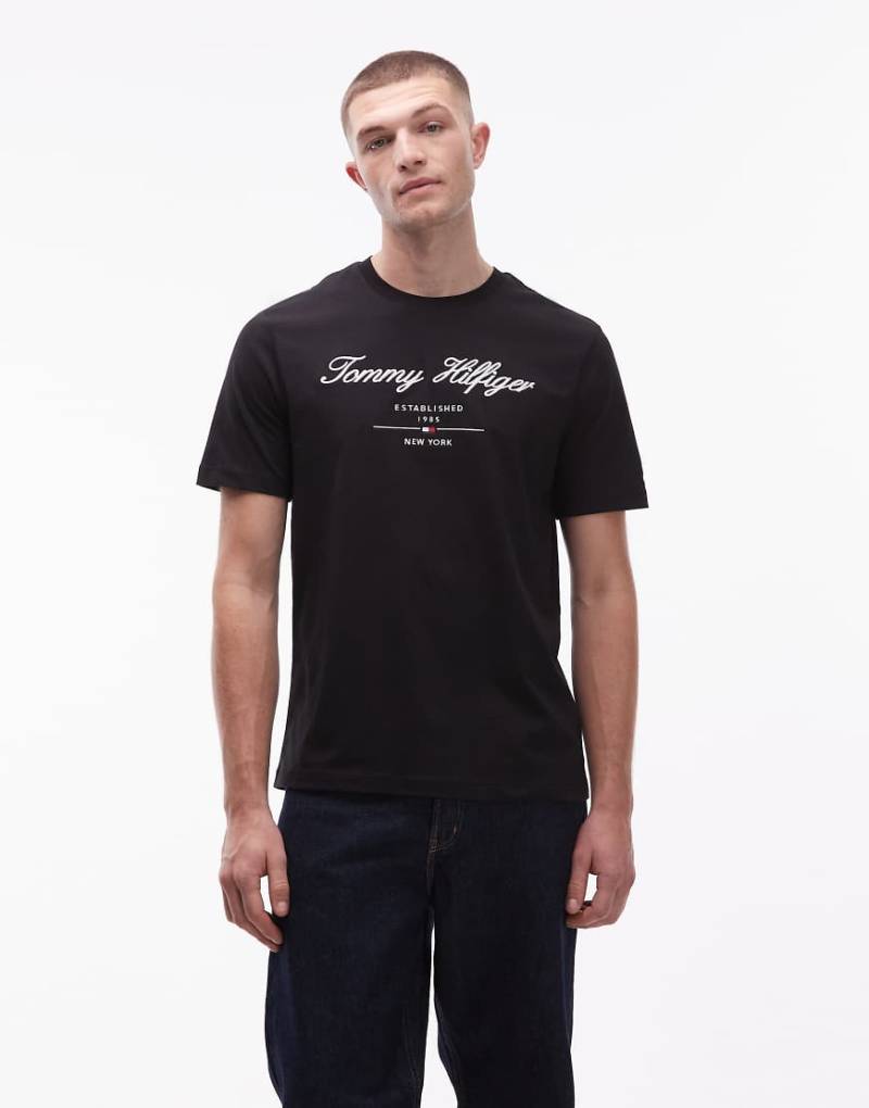 Tommy Hilfiger - T-Shirt in Schwarz mit Stapellogo in Schriftzug-Optik in der Brustmitte von Tommy Hilfiger