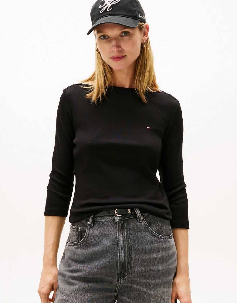 Tommy Hilfiger - T-Shirt in Schwarz mit U-Boot-Ausschnitt und Dreiviertel-Ärmeln von Tommy Hilfiger