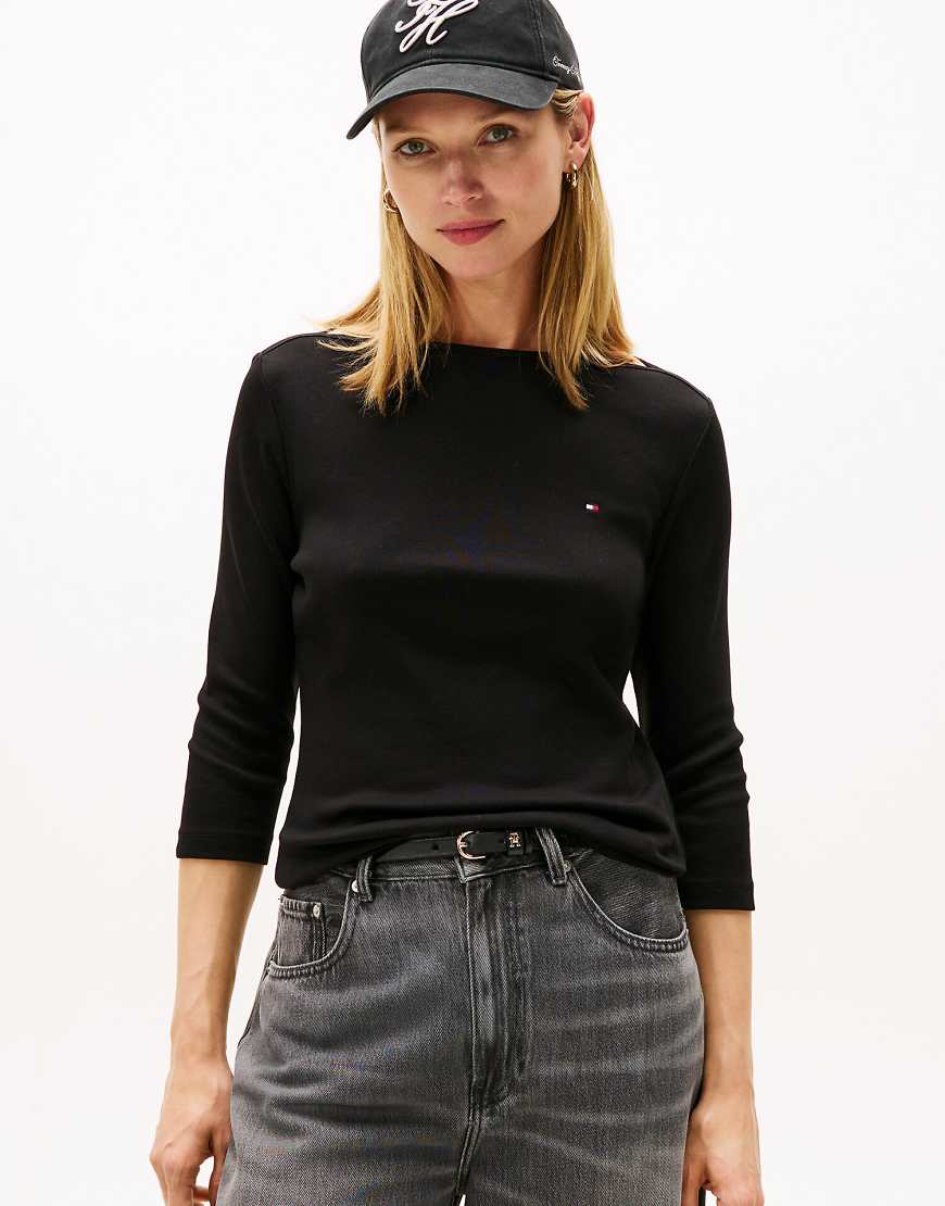 Tommy Hilfiger - T-Shirt in Schwarz mit U-Boot-Ausschnitt und Dreiviertel-Ärmeln von Tommy Hilfiger