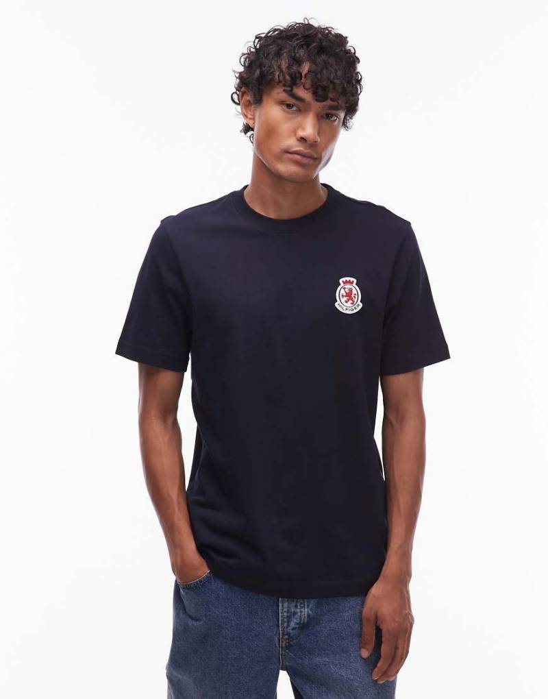 Tommy Hilfiger - T-Shirt in Schwarz mit Wappen-Logo von Tommy Hilfiger
