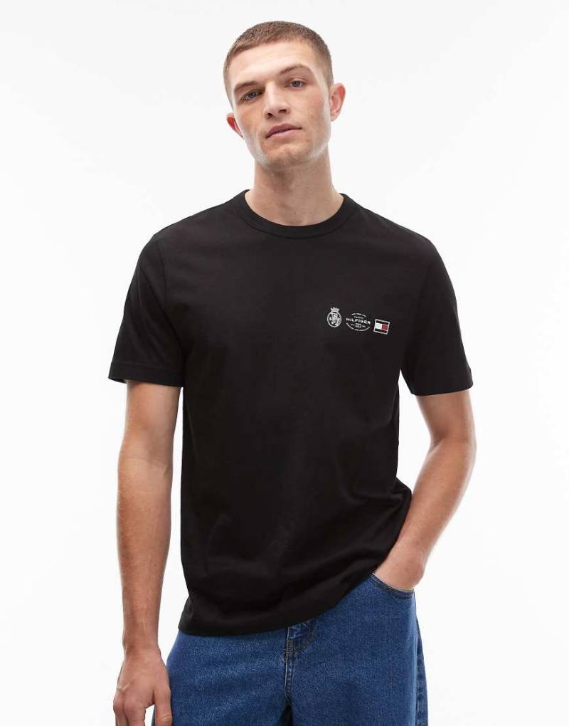 Tommy Hilfiger - T-Shirt in Schwarz mit Wappen-Logo von Tommy Hilfiger