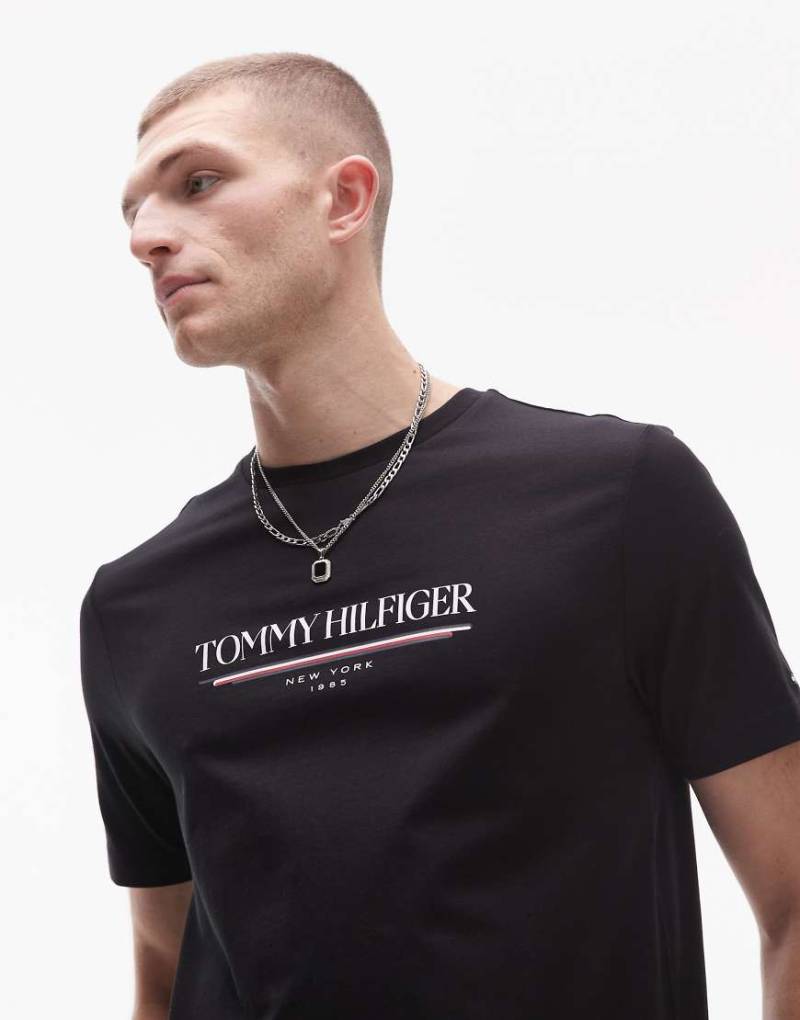 Tommy Hilfiger - T-Shirt in Schwarz mit großem mittigem Logo von Tommy Hilfiger