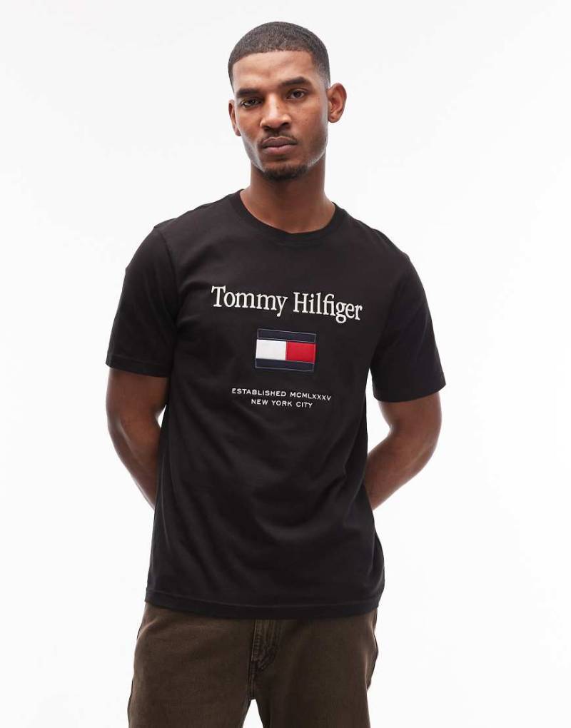 Tommy Hilfiger - T-Shirt in Schwarz mit mittigem Stapel-Logo-Marineblau von Tommy Hilfiger