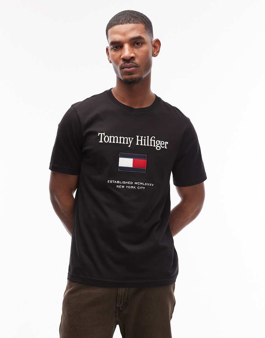 Tommy Hilfiger - T-Shirt in Schwarz mit mittigem Stapel-Logo-Marineblau von Tommy Hilfiger