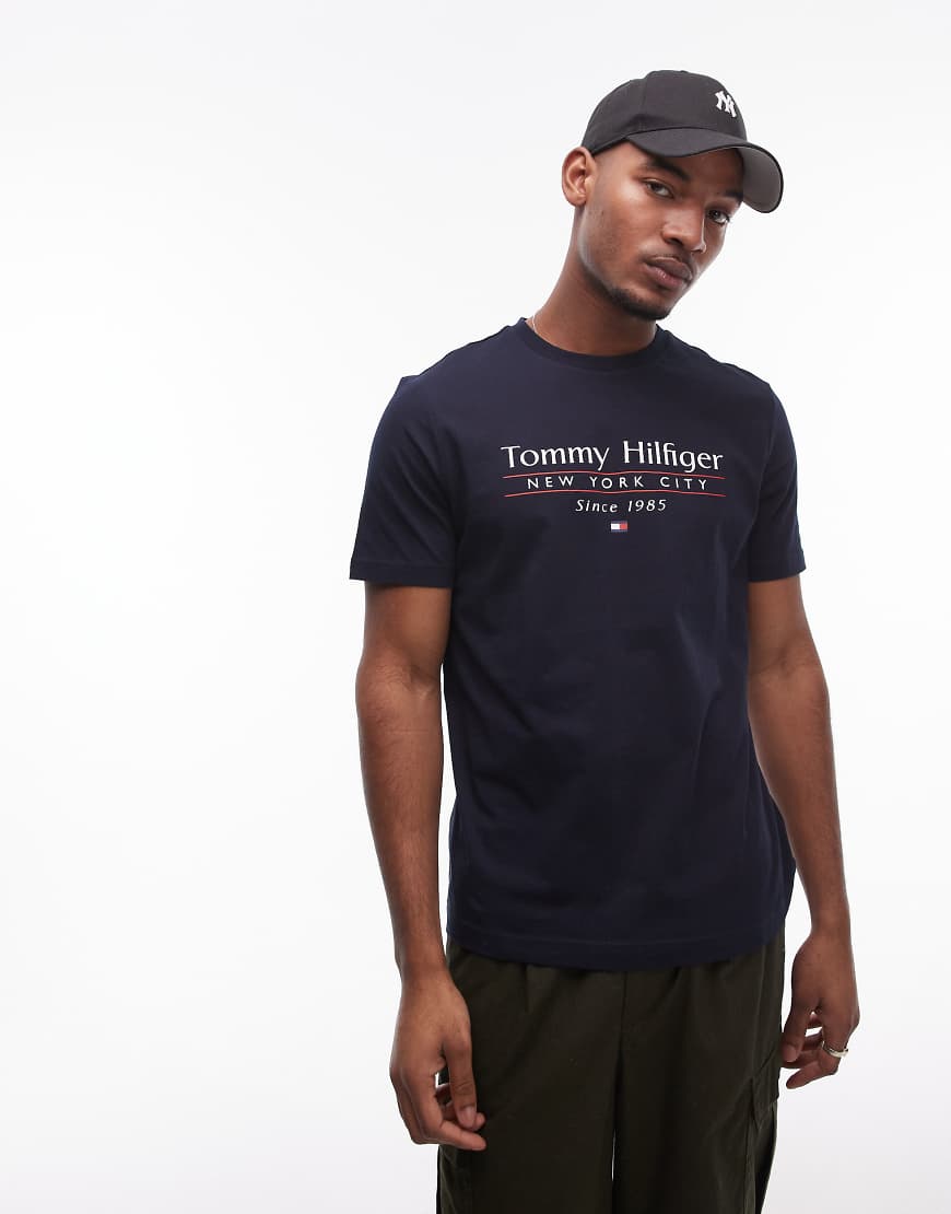 Tommy Hilfiger - T-Shirt in Schwarz mit mittigem Stapel-Logo von Tommy Hilfiger