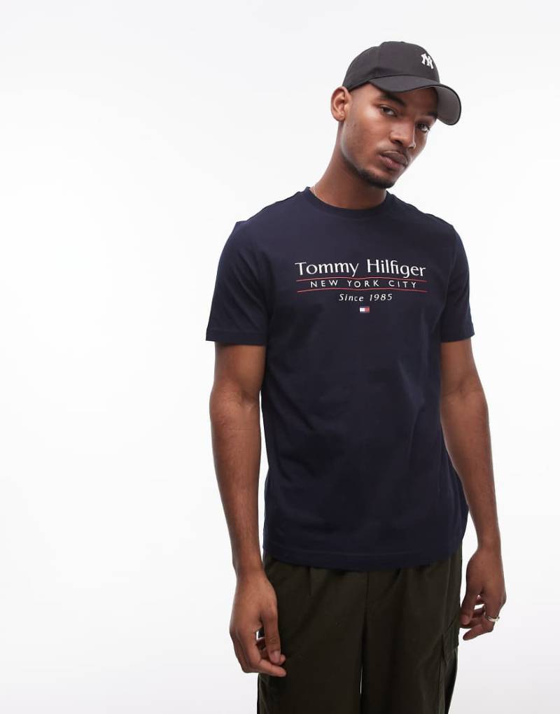 Tommy Hilfiger - T-Shirt in Schwarz mit mittigem Stapel-Logo von Tommy Hilfiger