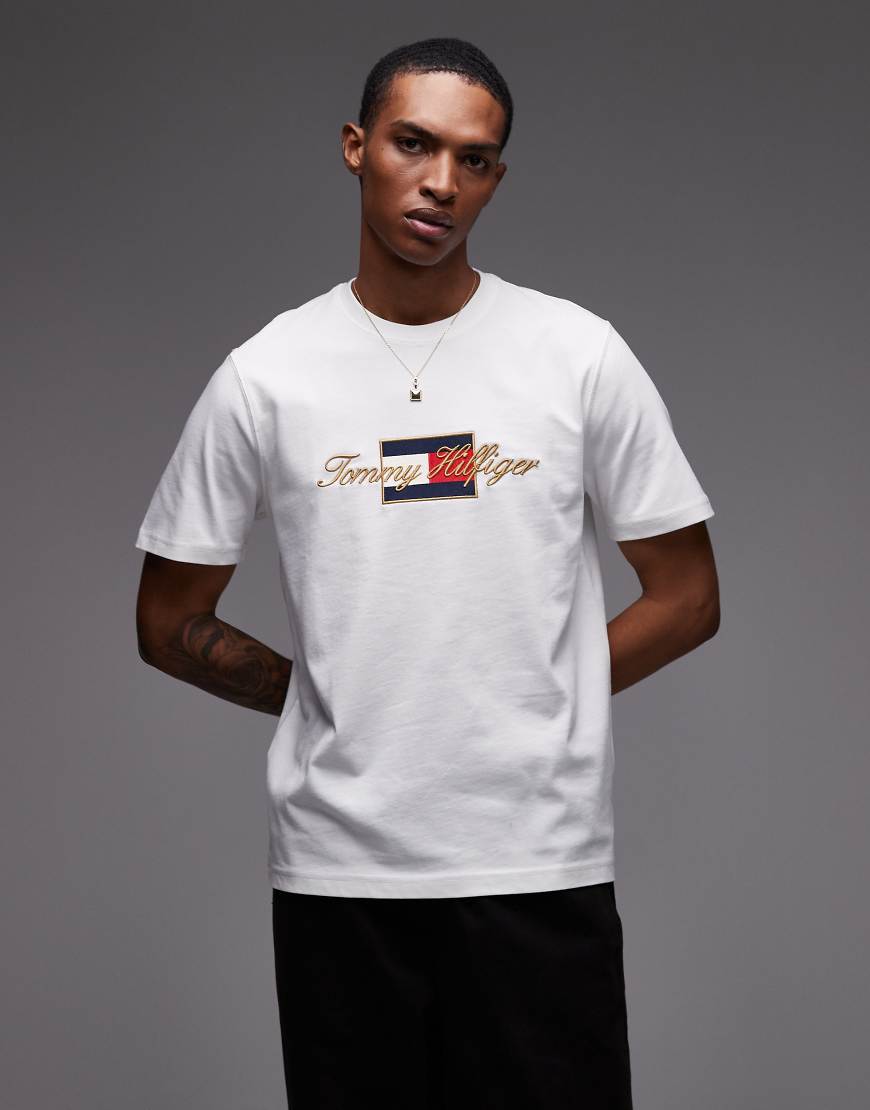 Tommy Hilfiger - T-Shirt in Weiß mit Flag-Grafik und goldfarbenem Detail von Tommy Hilfiger