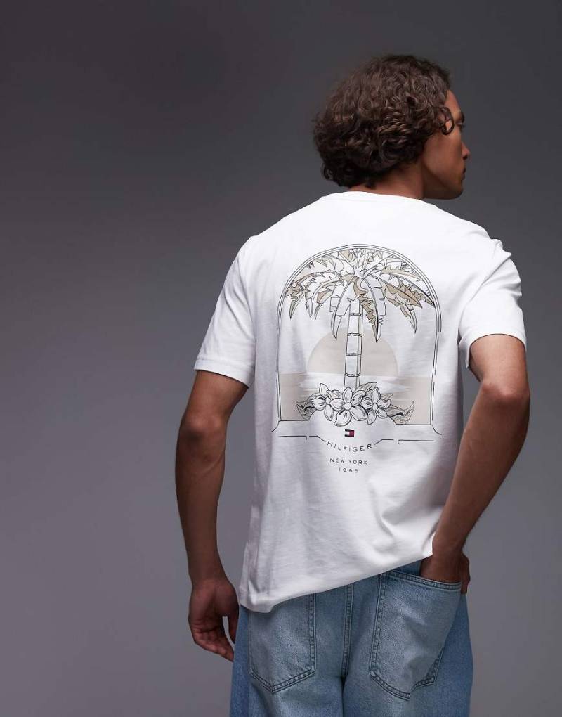 Tommy Hilfiger - T-Shirt in Weiß mit Logo auf der linken Brust von Tommy Hilfiger