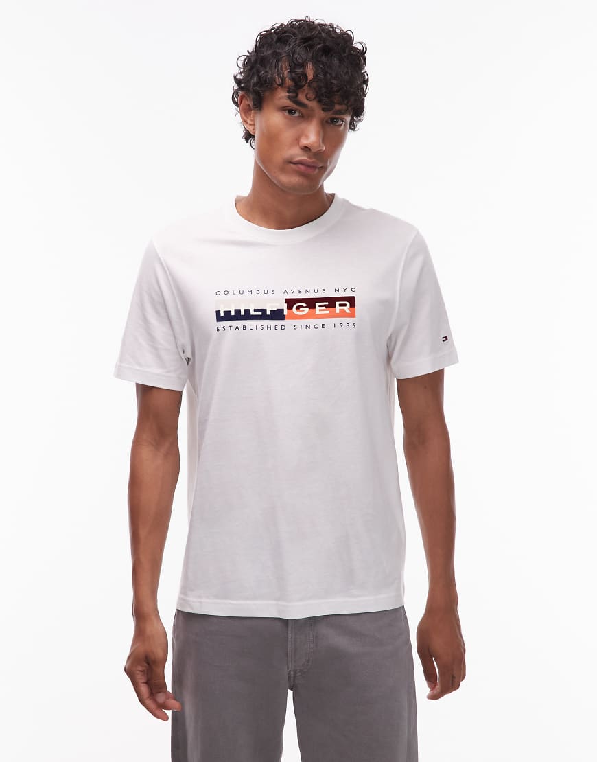 Tommy Hilfiger - T-Shirt in Weiß mit Logoprint im Colourblock-Design von Tommy Hilfiger