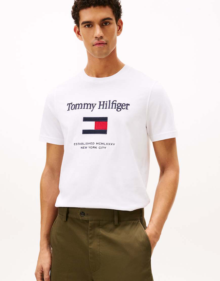 Tommy Hilfiger - T-Shirt in Weiß mit Logostickerei und Rundhalsausschnitt von Tommy Hilfiger