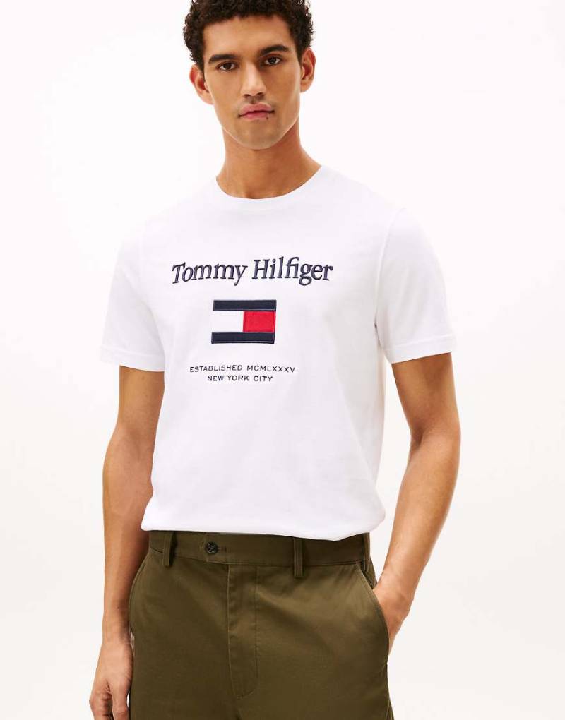 Tommy Hilfiger - T-Shirt in Weiß mit Logostickerei und Rundhalsausschnitt von Tommy Hilfiger