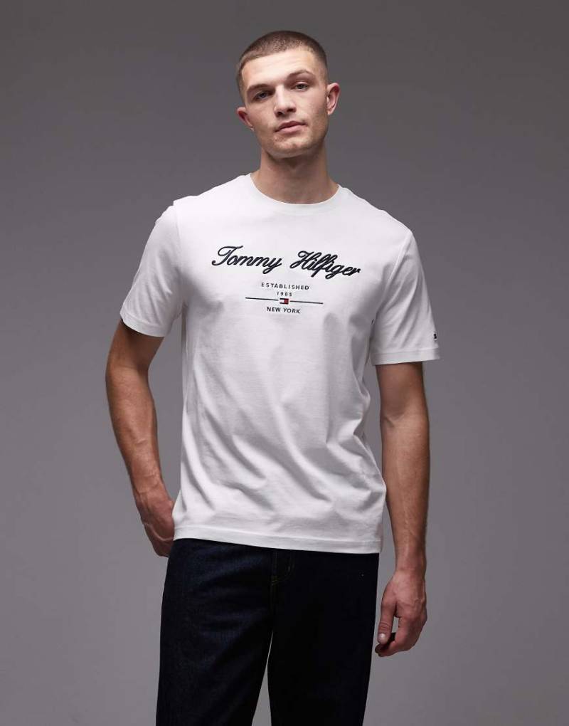 Tommy Hilfiger - T-Shirt in Weiß mit Stapellogo in Schriftzug-Optik in der Brustmitte von Tommy Hilfiger