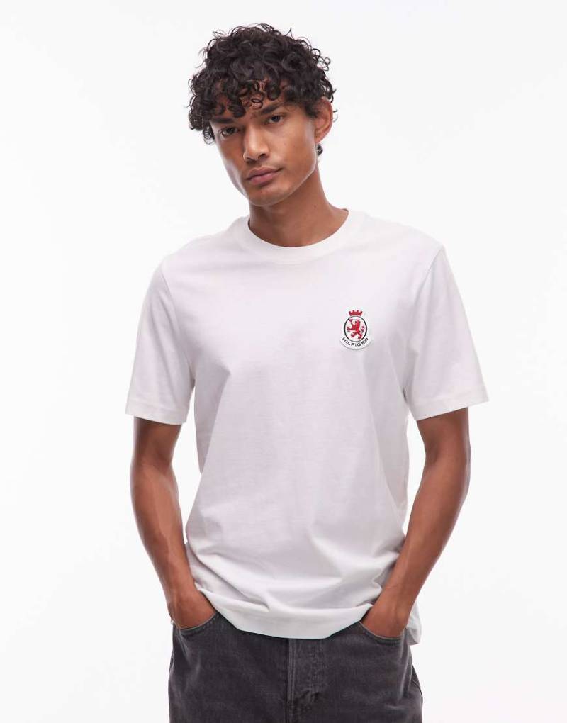 Tommy Hilfiger - T-Shirt in Weiß mit Wappen-Logo von Tommy Hilfiger