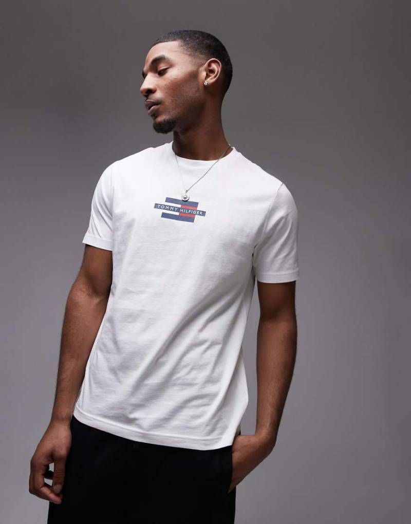 Tommy Hilfiger - T-Shirt in Weiß mit eckigem Flaggen-Logo von Tommy Hilfiger