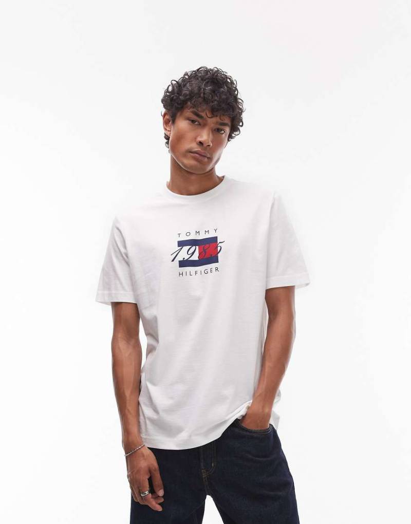 Tommy Hilfiger - T-Shirt in Weiß mit linearem Flaggen-Print von Tommy Hilfiger