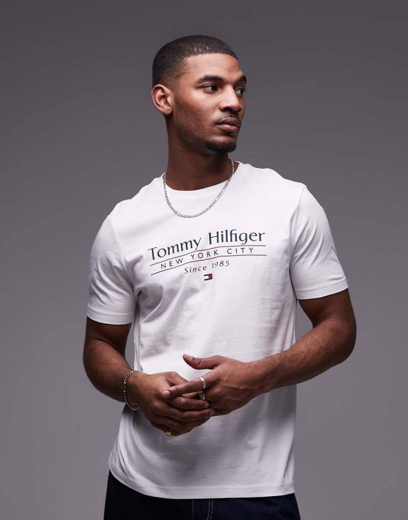 Tommy Hilfiger - T-Shirt in Weiß mit mittigem Stapel-Logo von Tommy Hilfiger