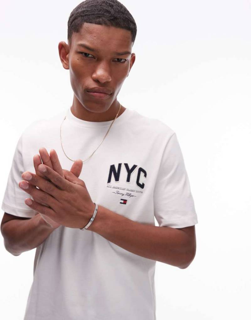 Tommy Hilfiger - T-Shirt in Wollweiß mit „NYC"-Aufschrift von Tommy Hilfiger