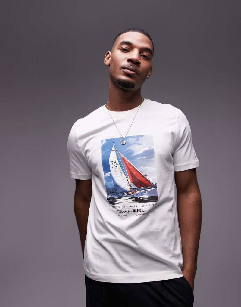 Tommy Hilfiger - T-Shirt in Wollweiß mit Segel-Grafik von Tommy Hilfiger