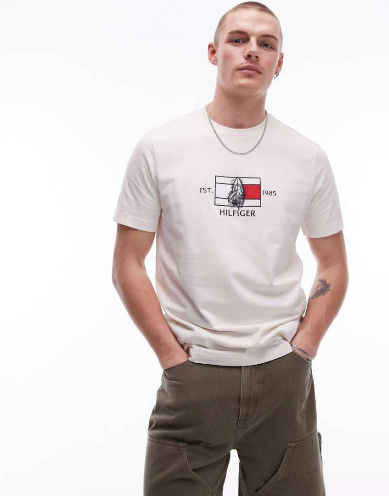 Tommy Hilfiger - T-Shirt in Wollweiß mit mittigem Flag-Logo von Tommy Hilfiger