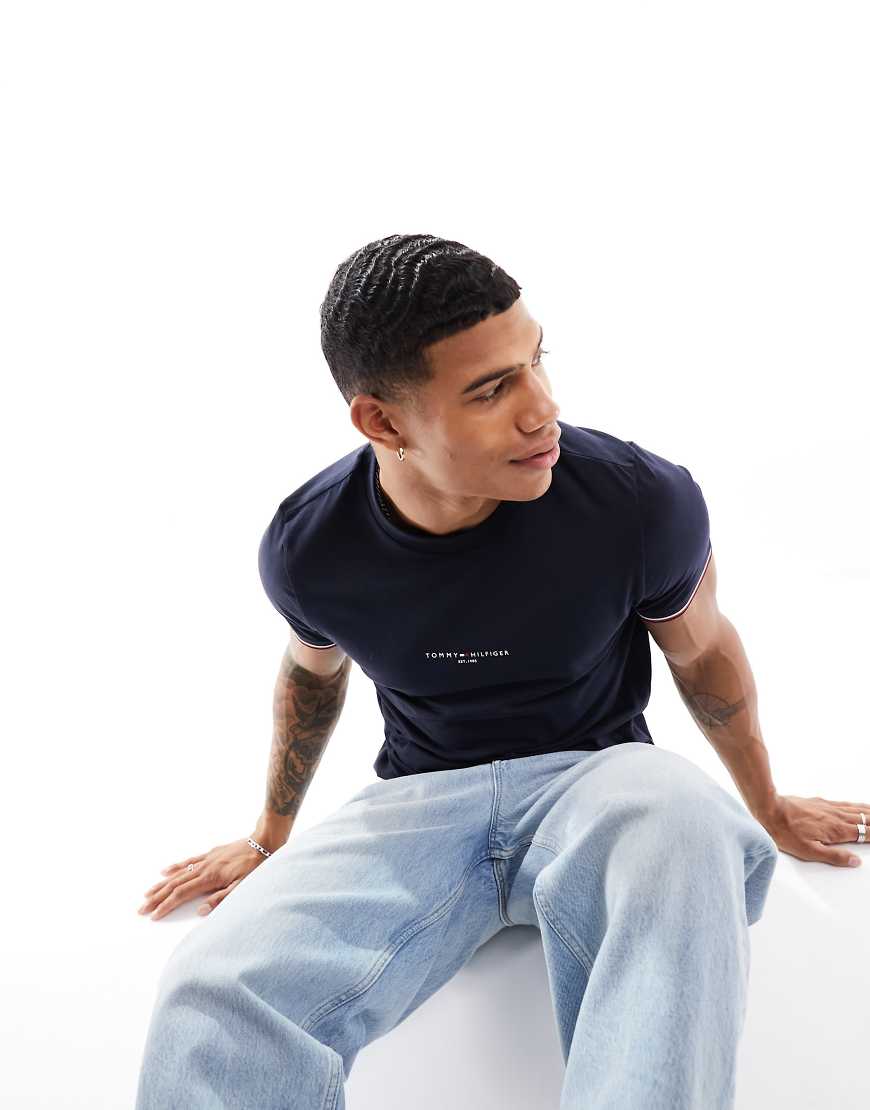 Tommy Hilfiger - T-Shirt in Wüstenhimmelblau mit „Tommy"-Logo und Zierstreifen-Marineblau von Tommy Hilfiger