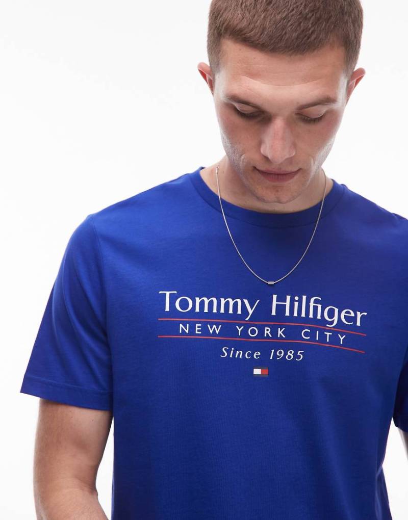 Tommy Hilfiger - T-Shirt in leuchtendem Blau mit mittigem Stapel-Logo von Tommy Hilfiger