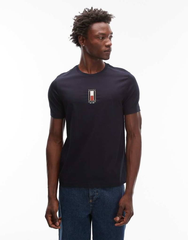 Tommy Hilfiger - T-Shirt mit Farbblockdesign in Marineblau von Tommy Hilfiger