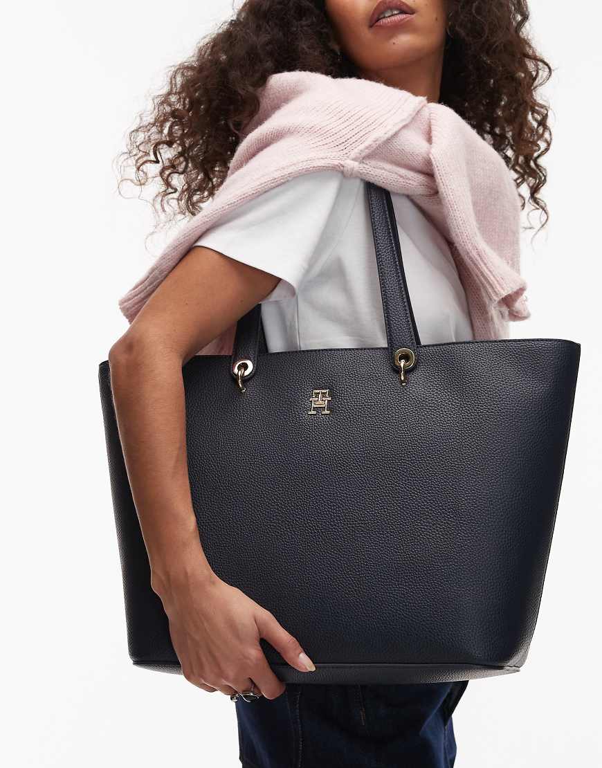 Tommy Hilfiger - Tasche in Marineblau mit Emblem Tommy Hilfiger - Tasche in Marineblau mit Emblem von Tommy Hilfiger