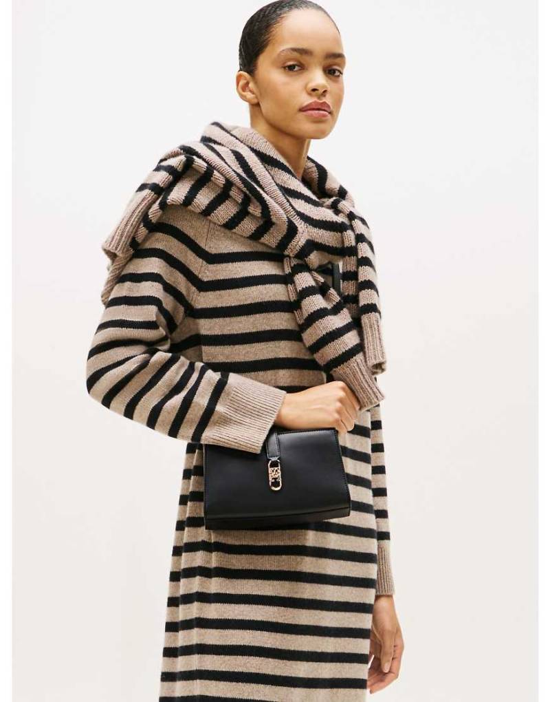 Tommy Hilfiger - Umhängetasche in Schwarz mit Th-Monogrammplakette von Tommy Hilfiger