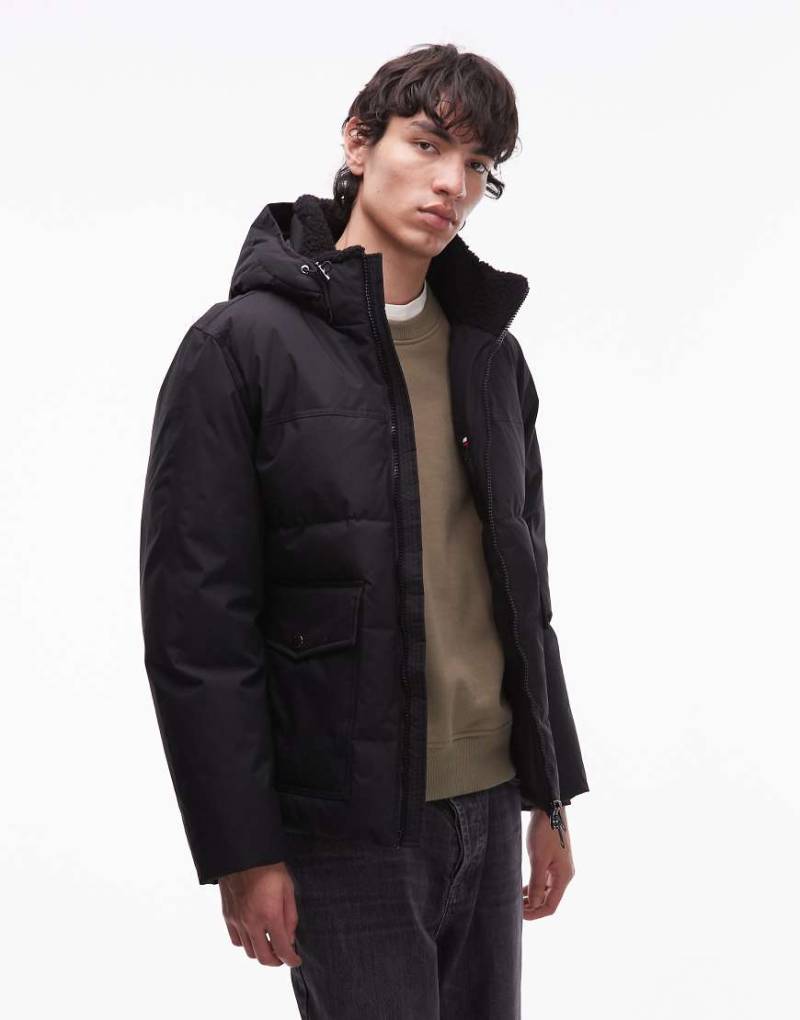Tommy Hilfiger - Wattierter Utility-Mantel in Schwarz mit Kapuze von Tommy Hilfiger