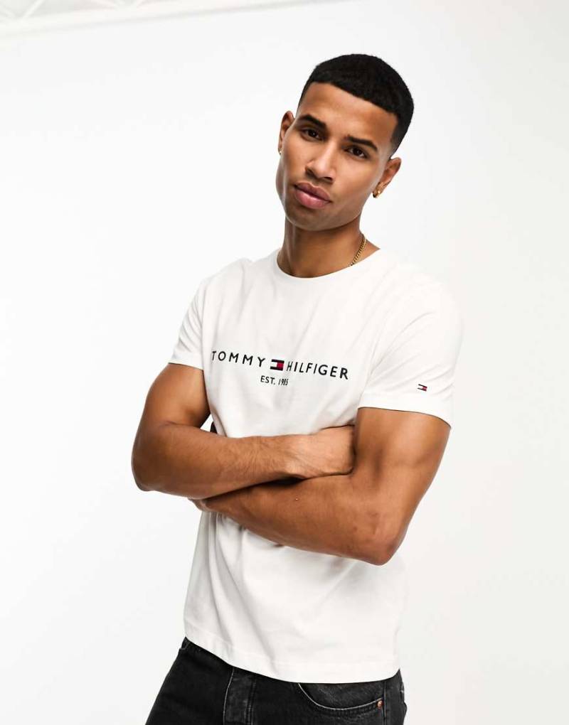 Tommy Hilfiger - Weißes T-Shirt mit Flaggen-Logostickerei von Tommy Hilfiger