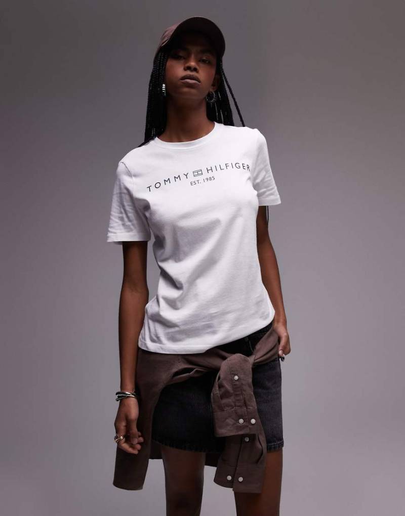 Tommy Hilfiger - Weißes T-Shirt mit Rundhalsausschnitt und Logo von Tommy Hilfiger