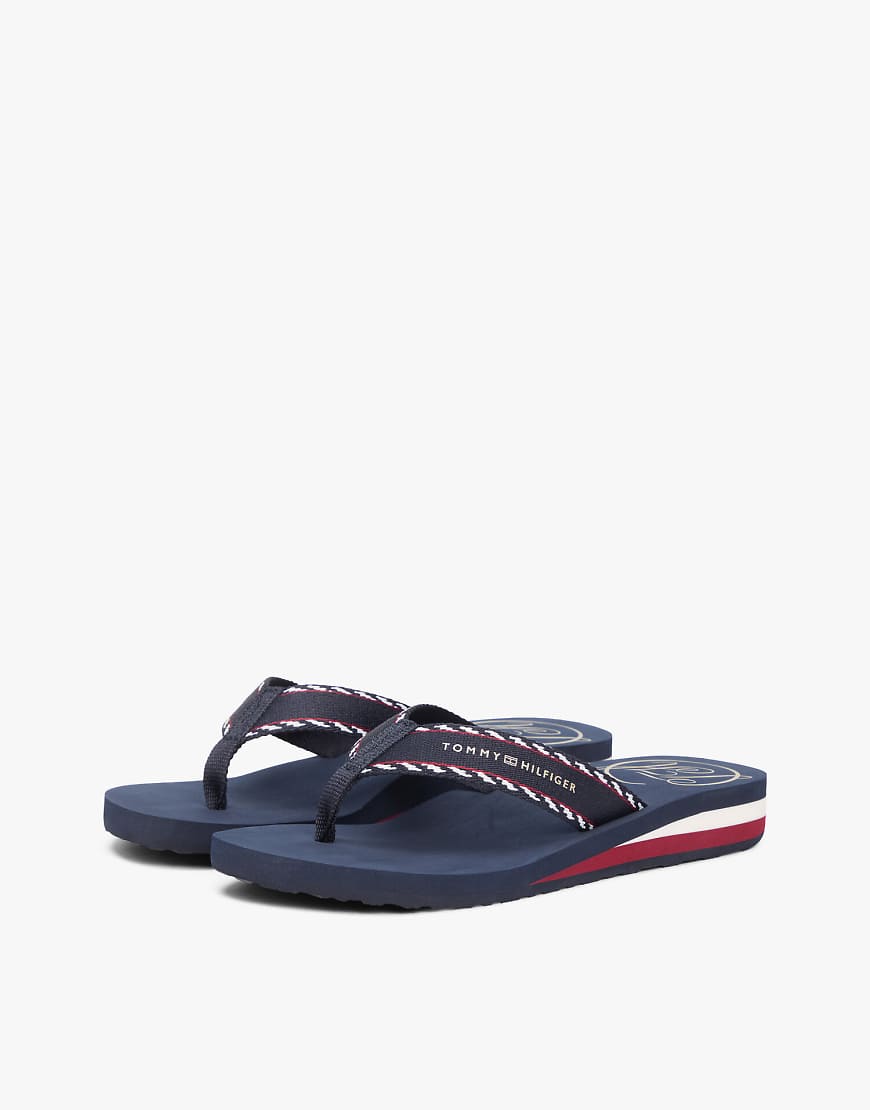 Tommy Hilfiger - Zehenstegsandalen in Dunkelblau mit Riemchen aus Jacquard-Gurtband und Keilabsatz von Tommy Hilfiger