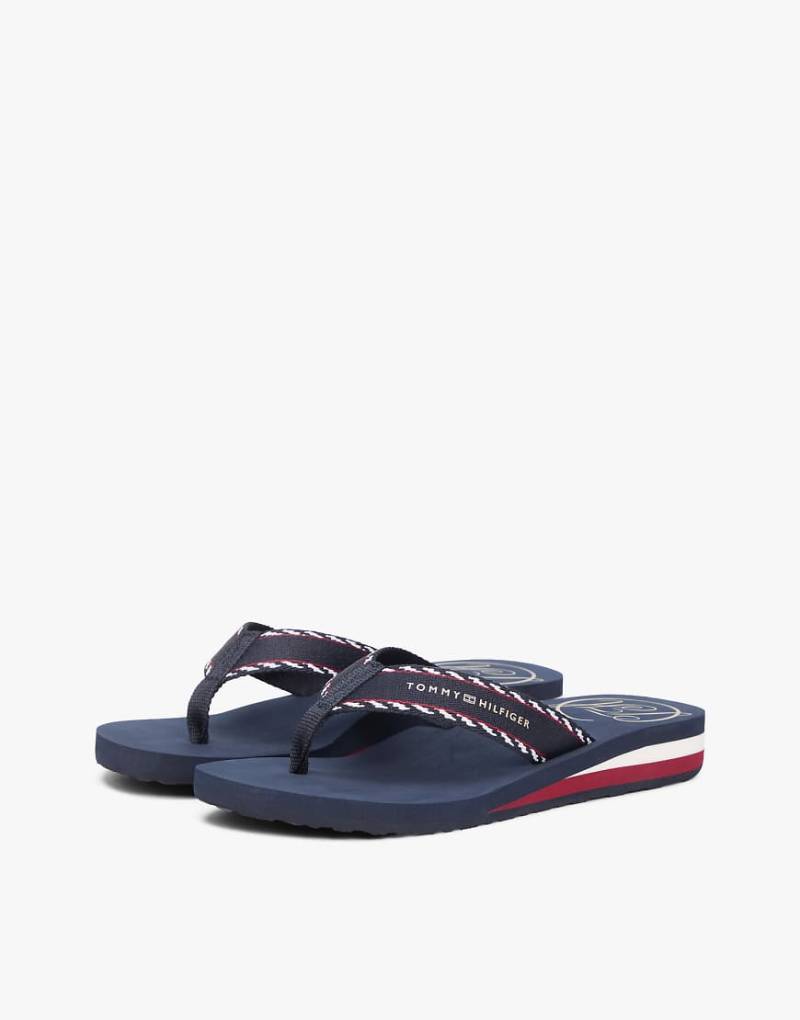 Tommy Hilfiger - Zehenstegsandalen in Dunkelblau mit Riemchen aus Jacquard-Gurtband und Keilabsatz von Tommy Hilfiger