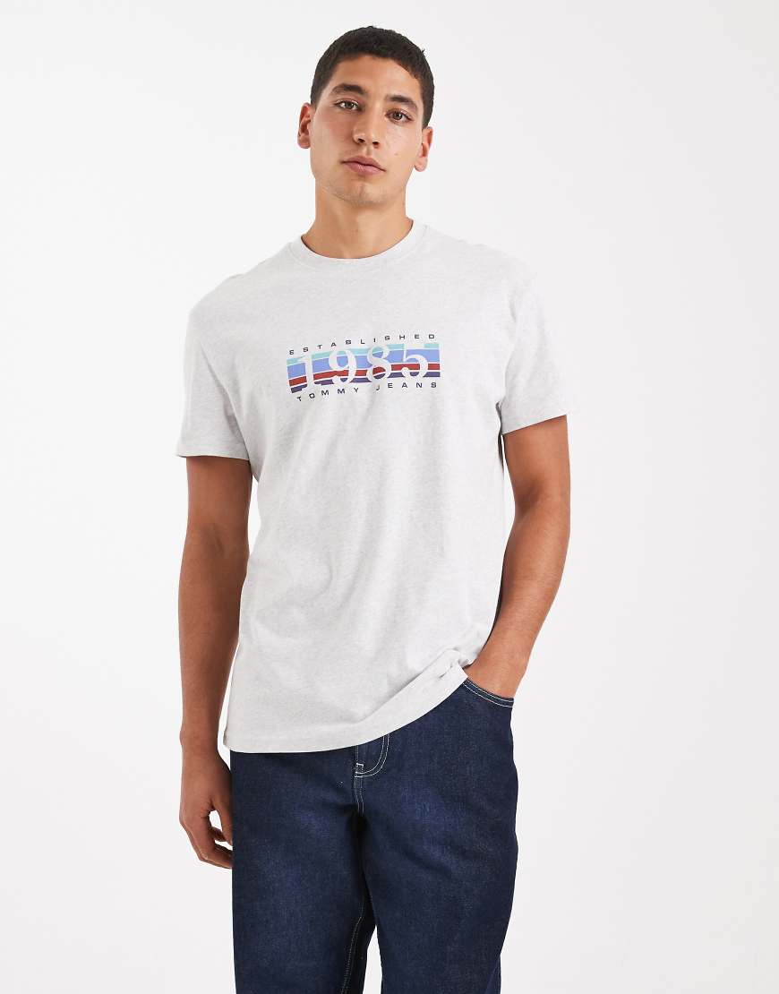 Tommy Jeans - 1985 - T-Shirt in Grau mit Box-Logo-Grafik von Tommy Jeans
