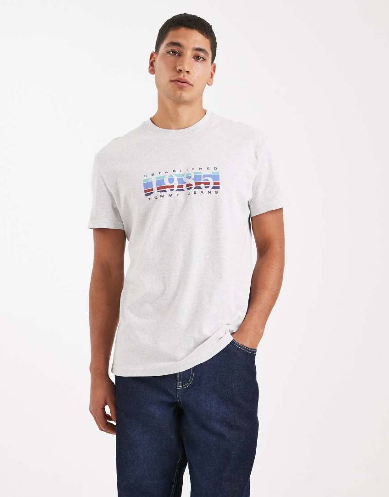 Tommy Jeans - 1985 - T-Shirt in Grau mit Box-Logo-Grafik von Tommy Jeans