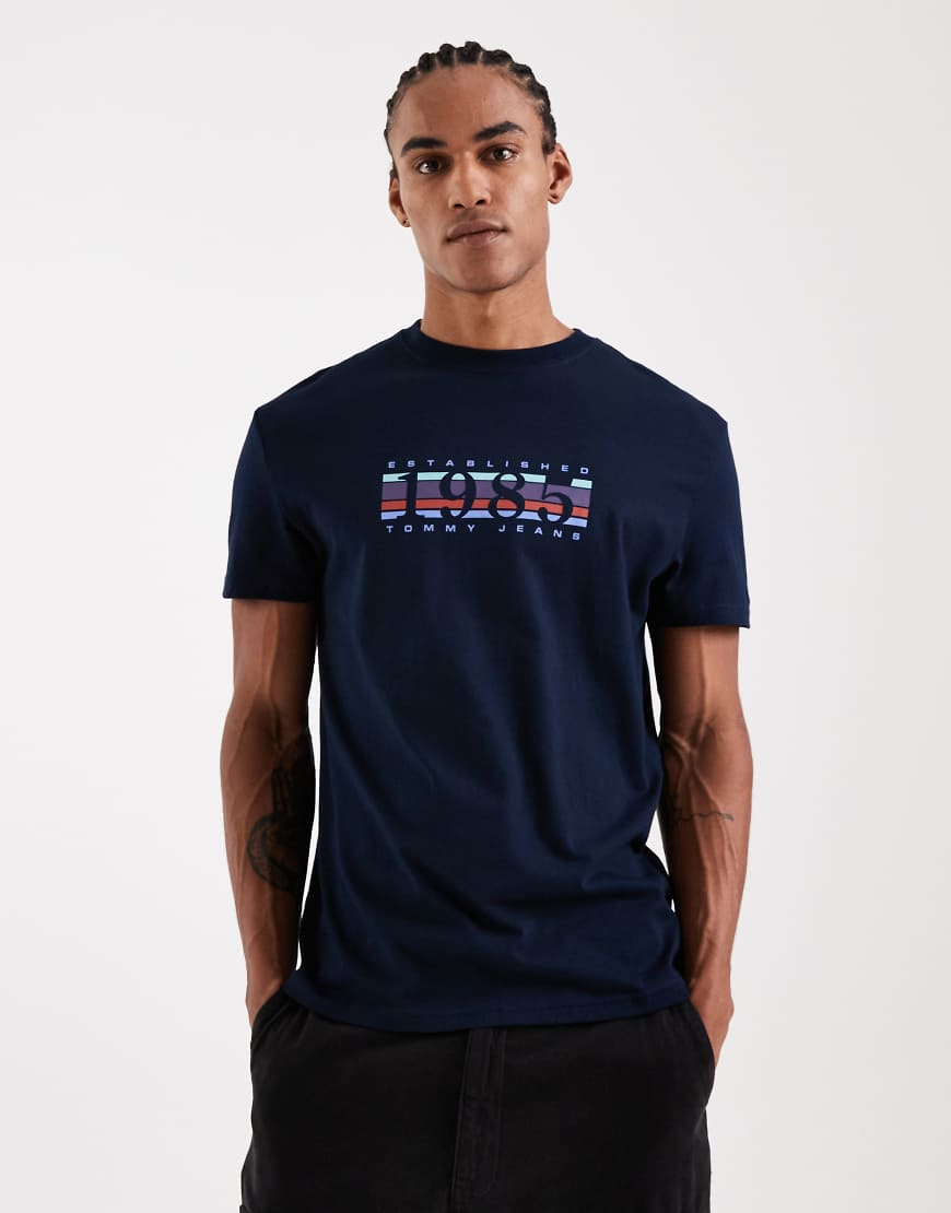 Tommy Jeans - 1985 - T-Shirt in Marineblau mit Box-Logo-Grafik von Tommy Jeans