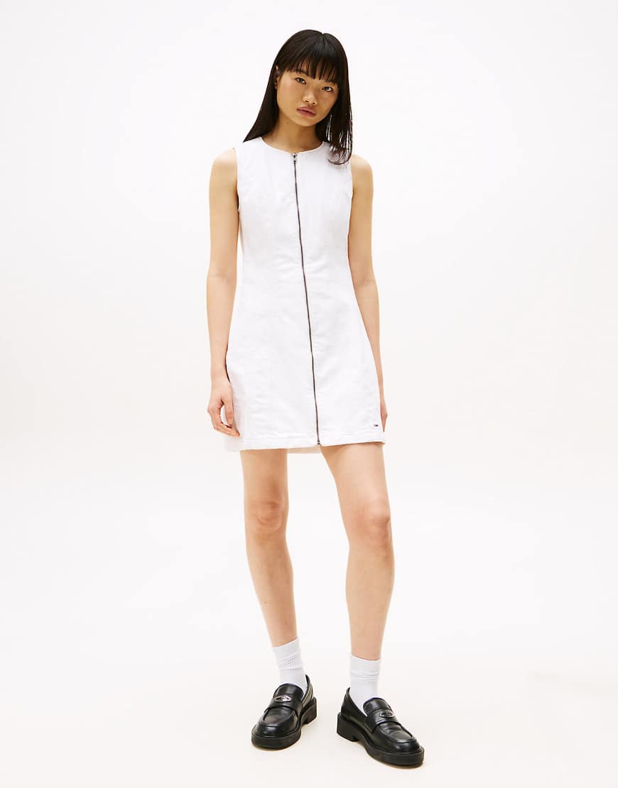 Tommy Jeans - Ärmelloses Kleid mit schmalem Schnitt in Weiß-Blau von Tommy Jeans