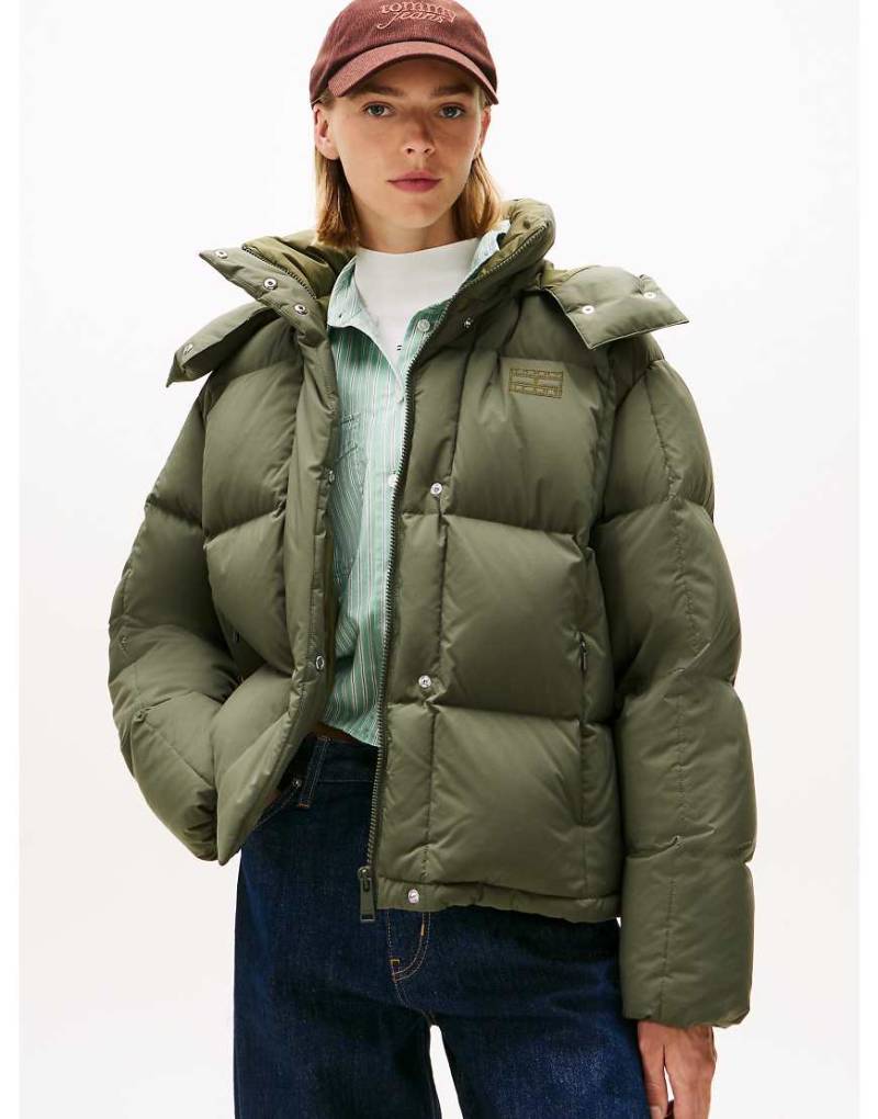 Tommy Jeans - Alaska - Daunen-Pufferjacke in Olivgrün mit Kapuze von Tommy Jeans