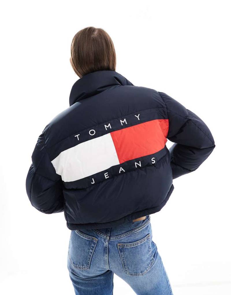 Tommy Jeans - Alaska - Steppjacke in Marineblau mit Flagge hinten von Tommy Jeans