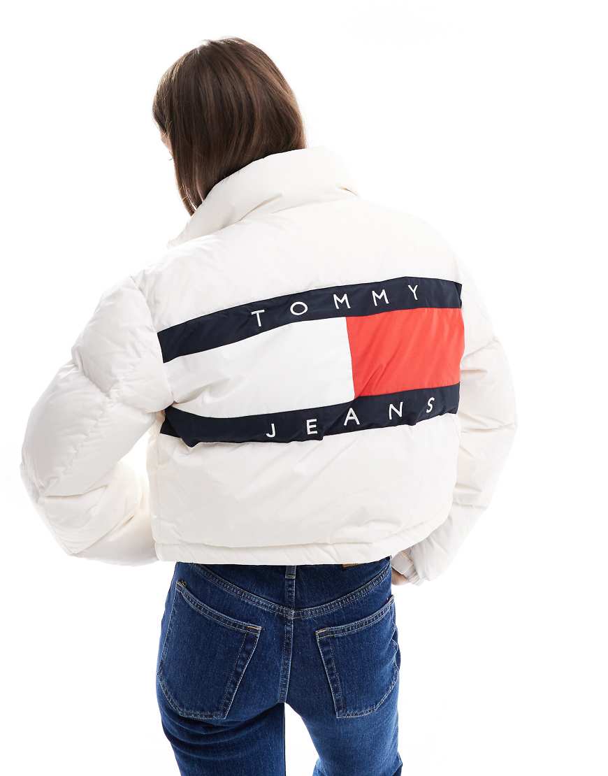 Tommy Jeans - Alaska - Steppjacke in Weiß mit Flagge hinten von Tommy Jeans