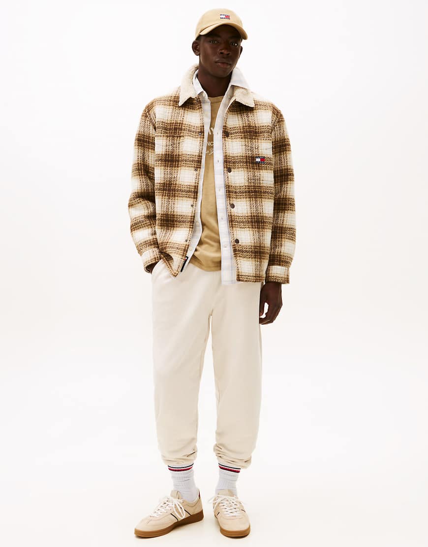 Tommy Jeans - Angeraute Frottee-Jogginghose in Beige mit Tommy-Aufnäher-Weiß von Tommy Jeans