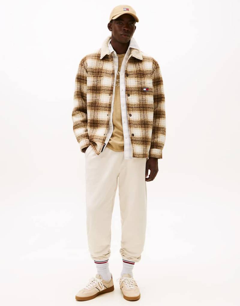 Tommy Jeans - Angeraute Frottee-Jogginghose in Beige mit Tommy-Aufnäher-Weiß von Tommy Jeans