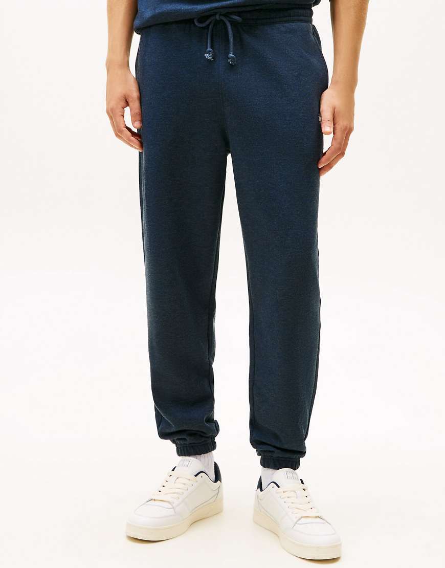 Tommy Jeans - Angeraute Frottee-Jogginghose in Dunkelblau mit Tommy-Aufnäher von Tommy Jeans