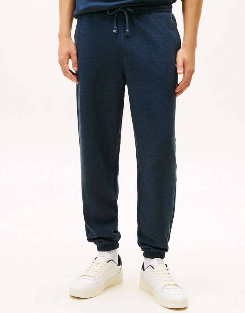 Tommy Jeans - Angeraute Frottee-Jogginghose in Dunkelblau mit Tommy-Aufnäher von Tommy Jeans