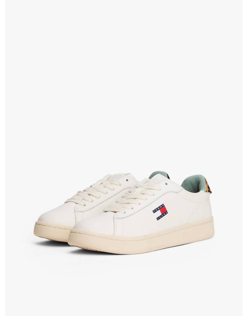 Tommy Jeans - Archive Court - Sneaker in Weiß mit Leopardenmuster an der Ferse von Tommy Jeans