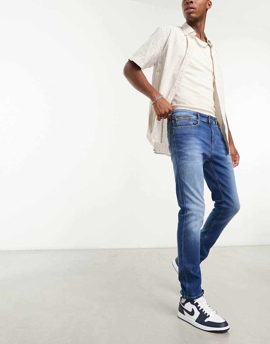 Tommy Jeans - Austin - Schmal zulaufende Jeans in mittelblauer Waschung von Tommy Jeans