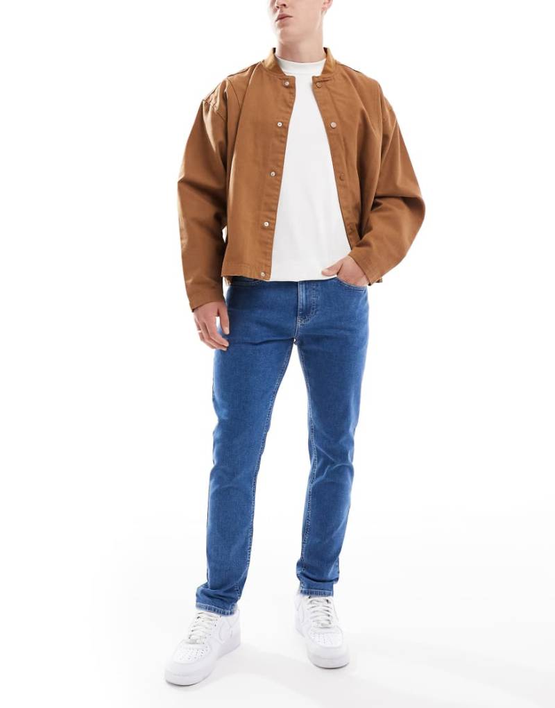 Tommy Jeans - Austin - Schmal zulaufende Jeans in mittlerer Waschung-Blau von Tommy Jeans